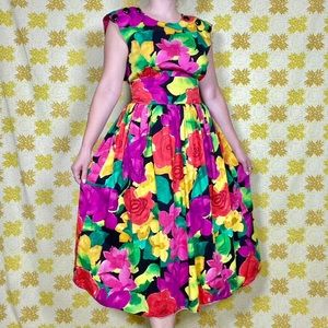 Vintage 90s black with bright flowers flowy dress 🌸